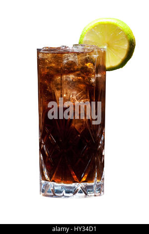 Un Cuba Libre - rhum, cola et citron - sur un solide fond blanc. Banque D'Images