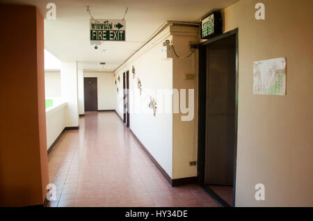 Promenade et sortie de secours à l'intérieur de l'hôtel à l'heure du matin à la Thaïlande Banque D'Images