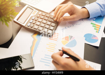 Businesman travaillant sur des graphiques et des tableaux du marché boursier Banque D'Images