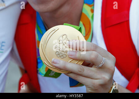 Sport, Jeux Olympiques, médaille d'or de l'athlète holding de 2016 Jeux de Rio. Banque D'Images