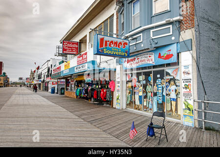 Atlantic City, NJ, le 11 décembre 2016 : Une boutique sur la promenade vide. Pendant l'hiver presque personne n'est intéressé par les articles proposés. Banque D'Images