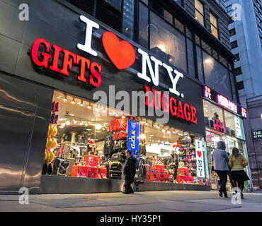 Les gens à pied par un 'I HEART NY' cadeaux et assurance magasin situé près de Times Square à Manhattan. Banque D'Images