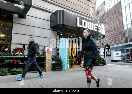 New York, 28 Novembre 2016 : les gens à pied par l'entrée d'un magasin de bricolage Lowe's sur l'Upper West Side. Banque D'Images