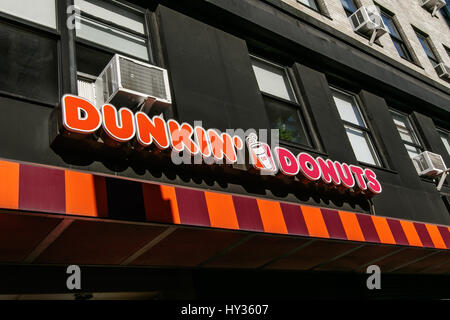 Dunkin Donuts signe au-dessus de l'un de leurs nombreux endroits à Manhattan. Banque D'Images