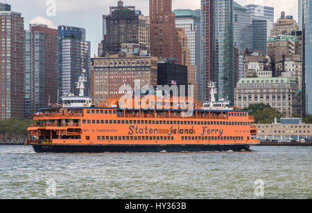 Un ferry pour Staten Island se prépare à accoster dans Manhattan. Banque D'Images