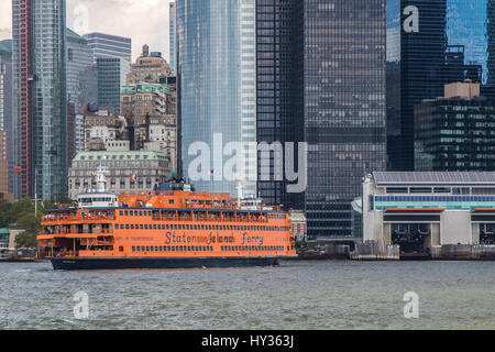 Un ferry pour Staten Island se prépare pour l'amarrage à Manhattan. Banque D'Images