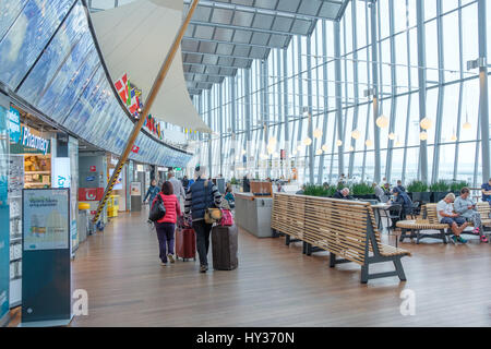 Les voyageurs au Sky City entre le terminal domestique et international à l'aéroport d'Arlanda à Stockholm. C'est l'aéroport le plus achalandé en Suède. Banque D'Images