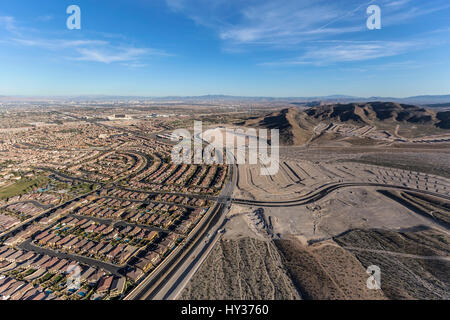 Vue aérienne de la pointe ouest de Summerlin près de Red Rock National Conservation Area à Las Vegas, Nevada. Banque D'Images