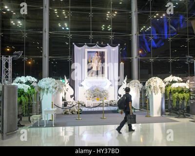 Image en souvenir du roi Bhumibol Adulyadej à l'aéroport de Suvarnabhumi. Des signes de souvenir du roi sont visibles dans toute la Thaïlande. Banque D'Images