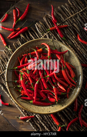 Poivrons rouges biologiques crus Thai dans un bol Banque D'Images