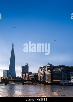 Lever de soleil sur l'immeuble d'échardes et Tamise, Londres. Banque D'Images