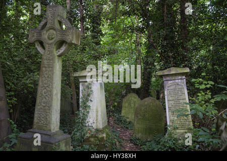 Les pierres tombales dans le cimetière Abney Park en été dans la région de Stoke Newington, au nord de Londres Banque D'Images