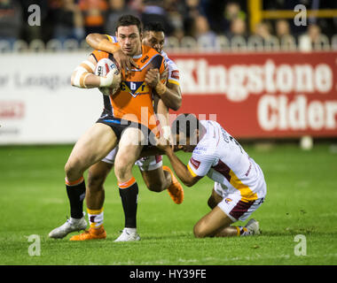 Castleford Tigers' Grant Millington est abordé au cours de la Super League match à la Mend-A-tuyau Jungle, Castleford. Banque D'Images