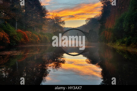 Rakotzbrücke (pont du diable), l'automne, Kromlau, Allemagne Banque D'Images