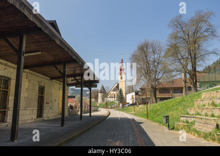 L'Alpe Adria bikeway passant par l'église et l'ancienne gare ferroviaire de Tarvisio en Italie Banque D'Images