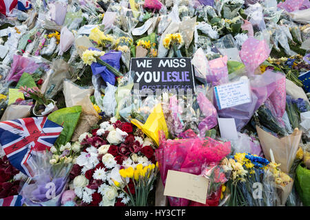 Tributs floraux sont mis à Westminster, Londres, en souvenir des victimes de l'attentat du 22 mars 2017 qui a fait quatre vies y compris un agent de police métropolitaine, PC Keith Palmer. Banque D'Images