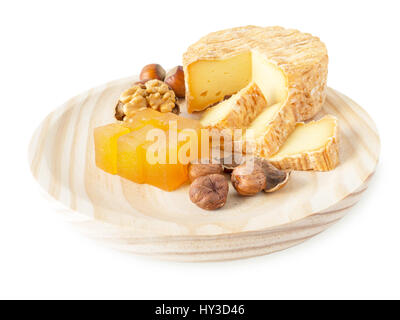 Soft croûte lavée, noisettes, noix et de la marmelade sur la planche de bois texturé isolated on white Banque D'Images