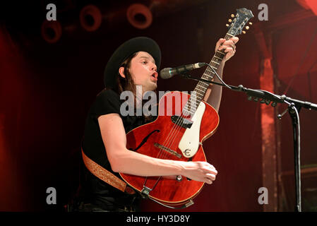 Barcelone - MARS 12 : Baie James (chanteur et guitariste) effectue à Razzmatazz étape le 12 mars 2016 à Barcelone, Espagne. Banque D'Images