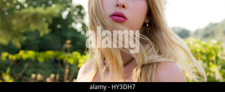 Close up of young woman lèvres sur la nature bokeh background. Soft focus. Vue panoramique Banque D'Images