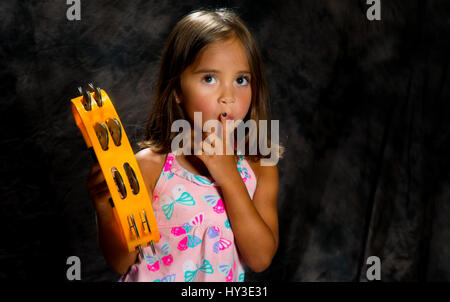 Jeune fille jouant du tambourin en studio Banque D'Images