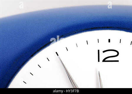 L'horloge affiche cinq avant douze, Uhr zeigt fünf vor zwölf Banque D'Images