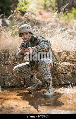 Soldat militaire visant avec un fusil dans boot camp Banque D'Images