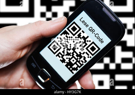 La main avec smartphone, QR code, part mit Smartphone, d'un QR Code Banque D'Images