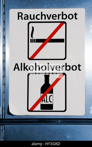 Interdiction de fumer et l'interdiction de l'alcool dans une gare ferroviaire à Hambourg, Allemagne, Europe, Rauch- und Alkoholverbot in einer Bahnstation à Hambourg, Banque D'Images