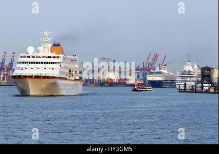 Les navires de croisière Columbus MS, mon navire et AIDAaura au Jours de Croisière dans le port de Hambourg, Hambourg, Allemagne, Europe, Mme Kreuzfahrtschiffe Columbus, Mei Banque D'Images