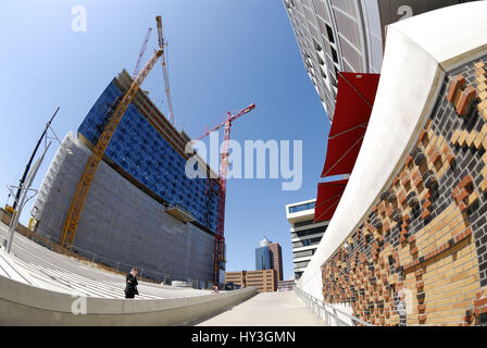 L'Elbphilharmonie situé en construction et Johannes Dalmann house dans la ville portuaire de Hambourg, Allemagne, Europe, die im Bau befindliche Elbp Banque D'Images