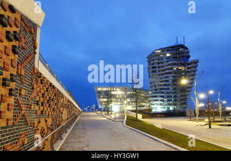 Tour de Marco Polo et Unileverzentrale dans la plage quai dans la ville portuaire de Hambourg, Allemagne, Europe, Marco Polo Tower und am Unileverzentrale Stra Banque D'Images