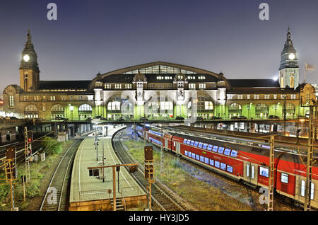 La gare centrale de Hambourg dans la soirée, l'Allemagne, l'Europe, der Hamburger Hauptbahnhof am Abend, Deutschland, Europa Banque D'Images