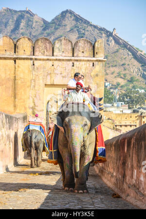 Tour d'éléphant sur la voie pavée à l'Amer (Orange) Fort Jaipur en Inde Banque D'Images