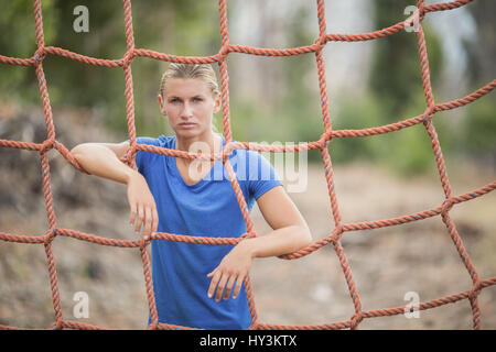 Portrait de fit woman standing près de l'essai de remise en forme au boot camp Banque D'Images