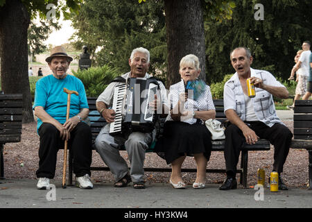 Belgrade, Serbie - 30 août 2015 : les vieux serbe célébrant, à l'accordeon et de boire de la bière locale photo de la fête dans le senior serbes Banque D'Images