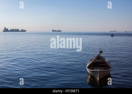 Les bateaux et les navires sur la mer sur le front de mer de Thessalonique en Grèce photo de bateaux et navires de divers sites au coucher du soleil au bord de l'eau de th Banque D'Images