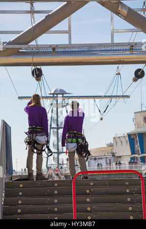 Jetée de Bournemouth - personnel en attente à zip bas de zipwire ride pour les cavaliers à descendre à la plage de Bournemouth station en Mars Banque D'Images