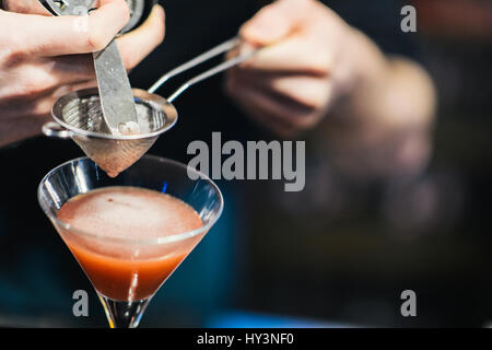 Bartender Making un daiquiri aux fraises Banque D'Images