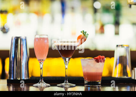 Rangée de cocktails colorés sur un comptoir bar Banque D'Images