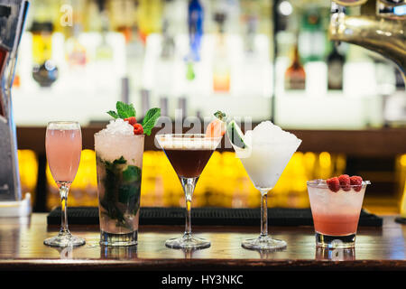 Rangée de cocktails colorés sur un comptoir bar Banque D'Images