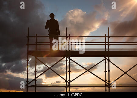 Vue arrière sur toute la longueur du réparateur contre le ciel bleu et orange avec des nuages Banque D'Images