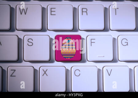 PE047   01 Pâques bs nf contre touche au clavier rose Banque D'Images