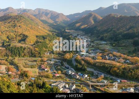 Vue de Yamadera Temple de vallée avec maisons et montagnes environnantes aux couleurs de l'automne à Yamagata, Japon Banque D'Images