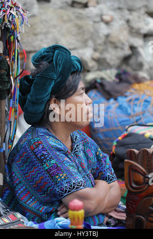 Beau peuple coloré au Guatemala Antigua traditionnels de vente sur le marché des accessoires colorés et un tissus textiles Banque D'Images