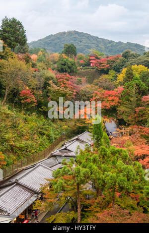 Boutiques à l'ardoise des toits et la couleur en automne les arbres dans le temple Kiyomizu-dera avec pagode et montagne en arrière-plan à Kyoto, Japon Banque D'Images