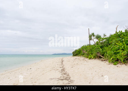 Plage déserte à Kondoi Beach dans Île Taketomi Island à Okinawa, Japon Banque D'Images