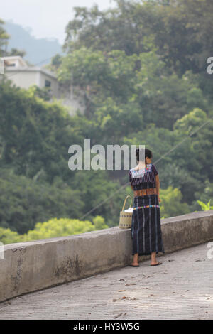 Femme habillée avec les vêtements nationaux traditionnels balade au Guatemala les villages. Banque D'Images