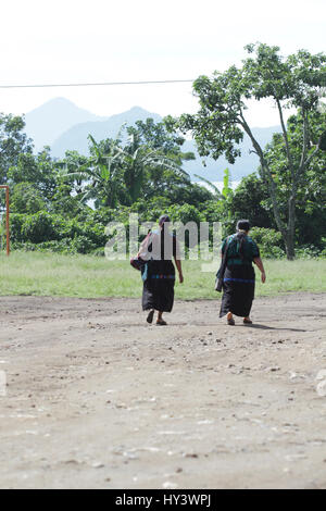 Femme habillée avec les vêtements nationaux traditionnels balade au Guatemala les villages. Banque D'Images