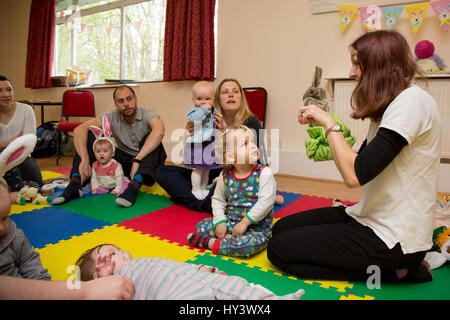 Les parents et les enfants qui apprennent la langue des signes pour bébés Banque D'Images