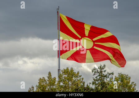 Brandir le drapeau macédonien Banque D'Images